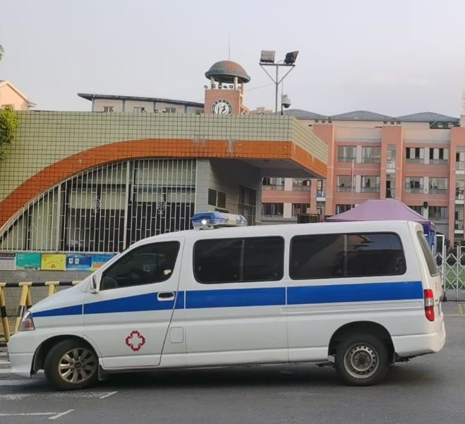 龙湖镇救护车出租护送骨折病人一公里多少钱